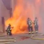 【衝撃映像】突然の大爆発に巻き込まれてしまう消防隊員。