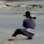 【衝撃映像】ロケットランチャーを撃とうとした男が狙撃されて死亡する瞬間。