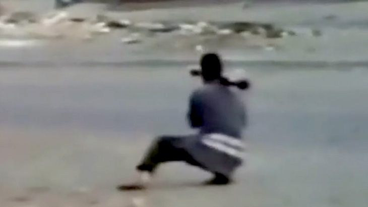 【衝撃映像】ロケットランチャーを撃とうとした男が狙撃されて死亡する瞬間。