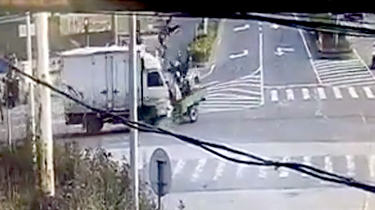 【衝撃映像】10人くらい乗せた三輪バイクがトラックと衝突して人が弾き飛ぶ事故映像。