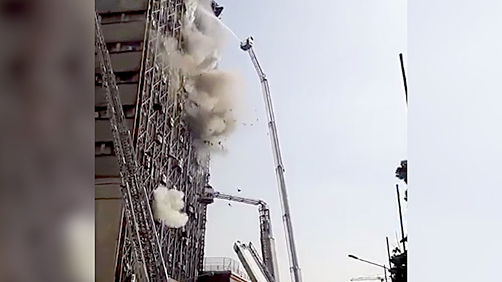 【衝撃映像】火災が発生したビルを消火中、とつぜん建物が崩壊する瞬間。