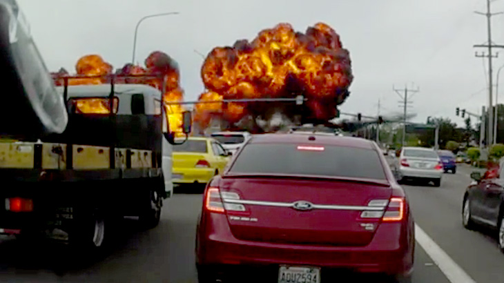 【衝撃映像】目の前に飛行機が墜落する瞬間を偶然捉えた車載カメラ映像。