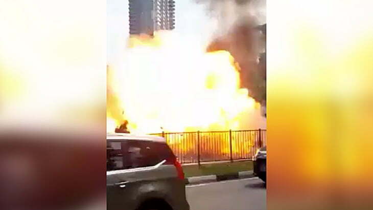 【衝撃映像】炎上した車を消火中、突然の爆発により吹き飛ばされてしまう消防隊員。