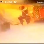 【衝撃映像】化学工場の火災現場に駆けつけた消防隊員、速攻で爆発に巻き込まれてしまう。