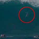 【衝撃映像】超巨大な波から転落してしまうサーファー。