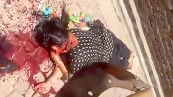 【閲覧注意】妻を斧で殺害した様子を撮影するイカれた男･･･。