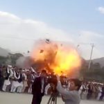 【衝撃映像】葬儀中に7人が死亡した自爆テロの瞬間。