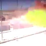 【衝撃映像】検問所で2人の兵士が車爆弾テロにより死亡する瞬間。