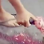 【閲覧注意】事故で死んだ男性の飛び出した脳を拾い集めるグロ動画･･･。