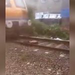 【閲覧注意】線路上に轢かれた男性の死体。その上を普通に通過する列車。