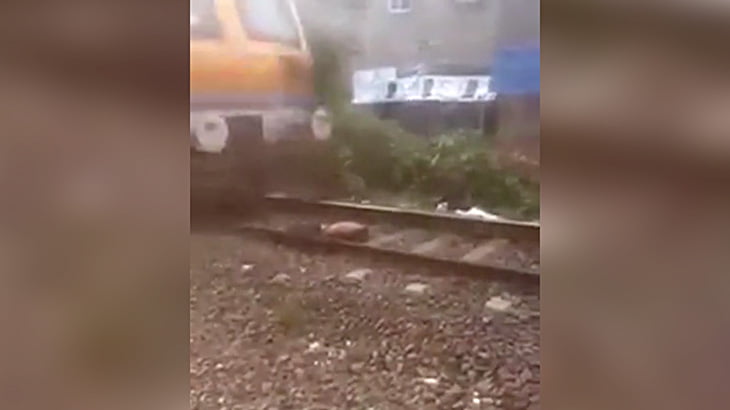 【閲覧注意】線路上に轢かれた男性の死体。その上を普通に通過する列車。