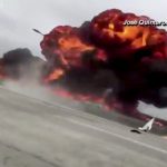 【衝撃映像】高速道路のすぐ脇に不時着して炎上する小型飛行機。
