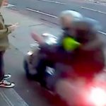 【衝撃映像】立ち止まってスマホをいじる人から華麗にスマホを奪って逃走する原付きバイクの強盗。