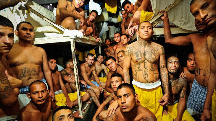 【超！閲覧注意】割った頭から脳を手で掻き出し、目玉をえぐり出す囚人たちのグロ動画。