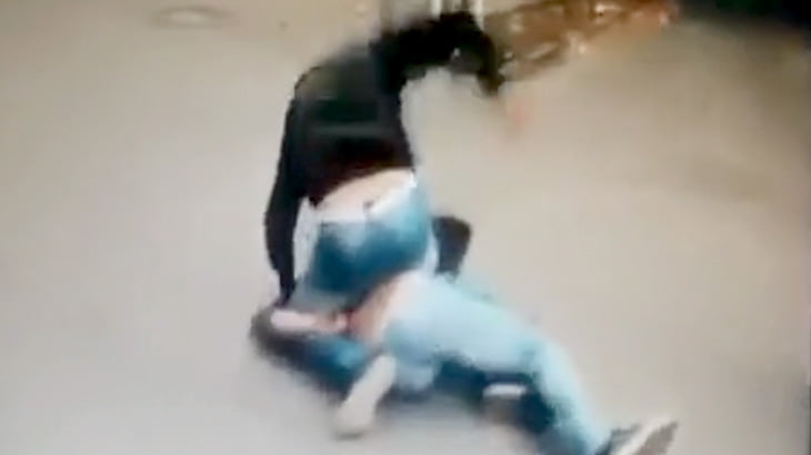 酔っ払った男、見知らぬ男性に喧嘩を売るも瞬殺されてしまうダサ映像。