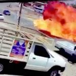 【衝撃?像】ガソリンを積ん?トラックが転倒した結果 → 大炎上･･･。