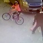 【衝撃映像】自転車で遊んでいた女の子の頭を突然レンガで殴るイカれた男。