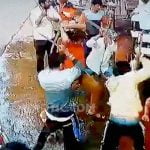 【閲覧注意】大勢の男たちにマチェーテで斬られて殺された男のグロ動画。