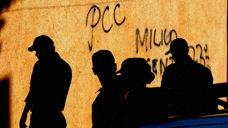 【超！閲覧注意】生きたまま斬首した身体から血がドバドバ吹き出るグロ動画。