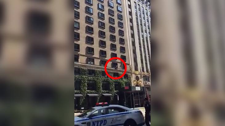 【衝撃映像】ホテルの屋上から飛び降りた女性の “血しぶきが舞う” グロ動画。