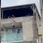 4階から飛び降り自殺した男をわりと近い場所で撮影した映像。