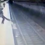 駅のホームから突き落とされた女性、電車に轢かれて死亡する瞬間。