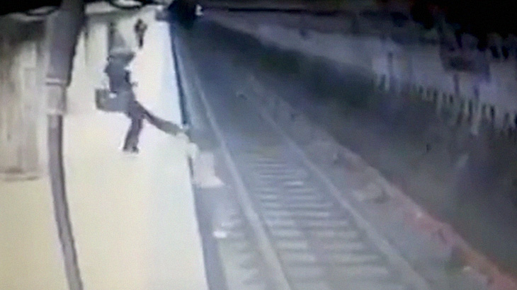 駅のホームから突き落とされた女性、電車に轢かれて死亡する瞬間。