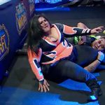 巨漢女性プロレスラーさん、リング外へジャンプして右脚を骨折してしまう。