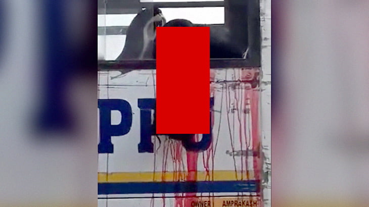 【閲覧注意】バスの窓から顔を出していた男、首をほぼ切断されてしまったグロ動画･･･。