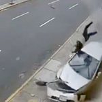 【衝撃映像】スリップした車に弾き飛ばされてしまう女性。