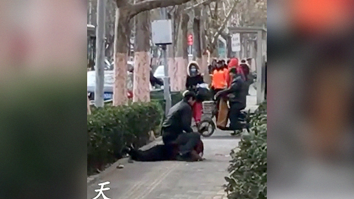 まったく関係のない男性を突然マチェーテで殺すイカれた男。