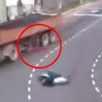 【閲覧注意】トラックに轢かれて血が噴き出るスクーターに乗った人間。