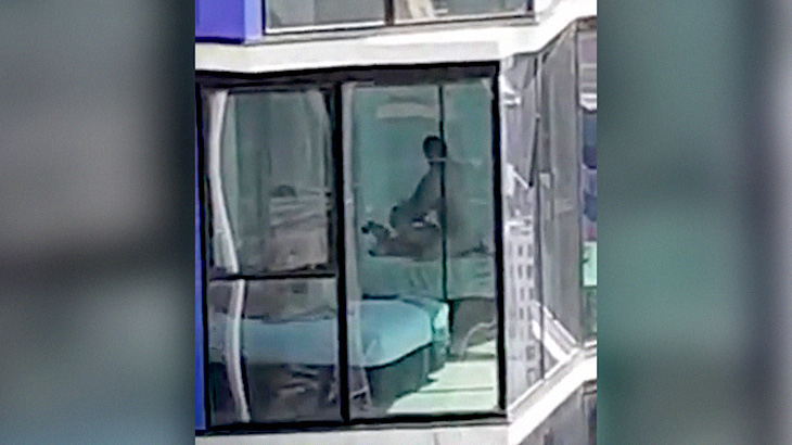 真っ昼間から窓全開でセックスしていたカップル、建設作業員たちから丸見え。