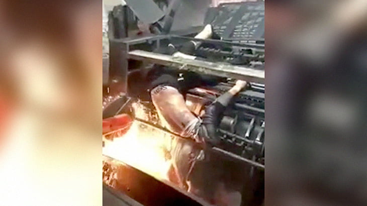 回転する機械に巻き込まれた作業員を救出する映像。これもう死んでる･･･？