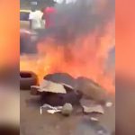 【衝撃映像】タイヤとともに燃やされてしまう男性。