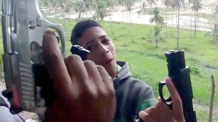 【閲覧注意】まだ10代らしき少年ギャングたちが男性の頭を銃で何度も撃って破壊するグロ動画。