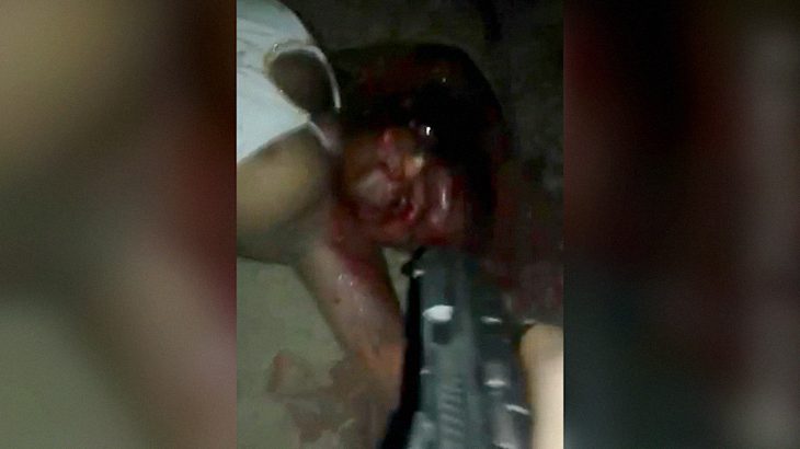 【閲覧注意】殺した女性の顔に何発も銃弾を撃ち込むグロ動画。