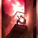 【衝撃映像】火事が起きた部屋からバルコニーに逃げた男性、全身に火が燃え移ってしまう。