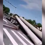 急ブレーキをかけたトラックのドライバー、積んでいた土管に潰されて死亡･･･。