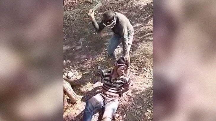 【閲覧注意】手を縛った男性の首をマチェーテで叩き切るグロ動画。