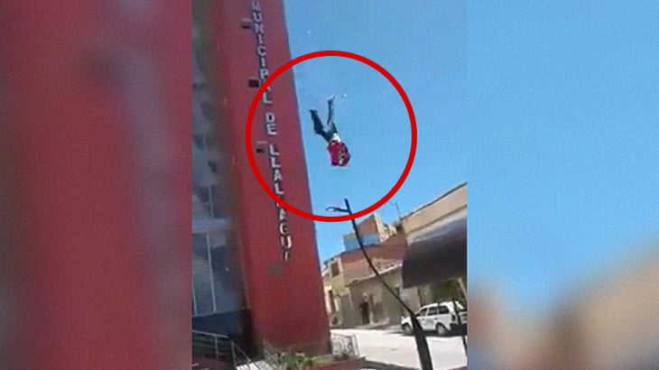 【閲覧注意】飛び降り自殺を間近で撮影したグロ動画。頭が割れて血しぶきが･･･。