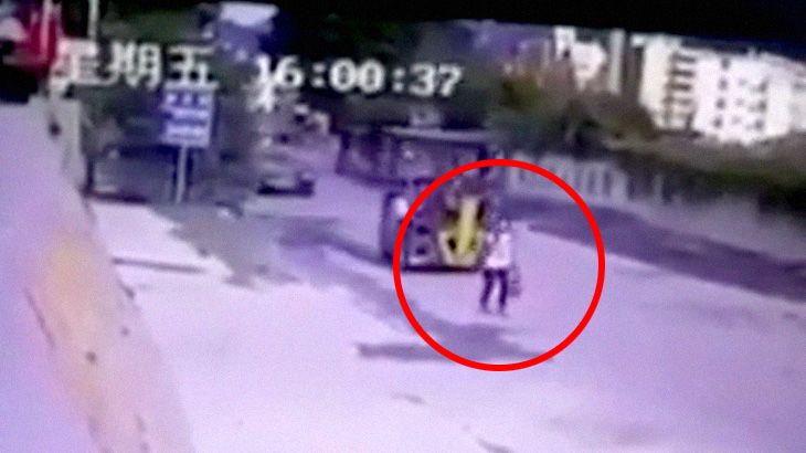 道を歩いていた女性、後ろからフォークリフトに轢き殺されてしまう･･･。