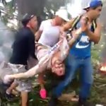 【閲覧注意】飛行機墜落現場の映像。数十人が焼けて死亡したグロ動画。