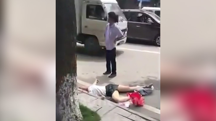 まったく面識のない女の子の首を切って殺した男の事件映像。