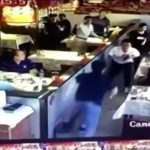 【衝撃映像】レストランで食事中、とつぜん友人をナイフで刺して殺してしまう男の事件映像。