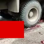【閲覧注意】トラックに轢かれた男性、顔以外グチャグチャにされてしまったグロ動画。