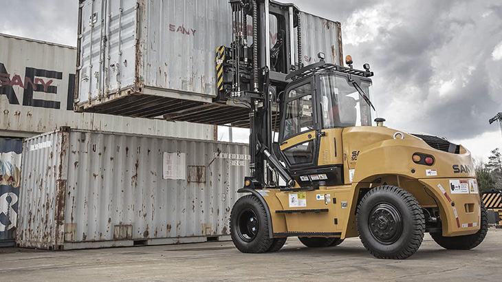 【衝撃映像】荒ぶるフォークリフトが公道で次々車をなぎ倒し数名を殺した事件映像。