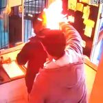 【衝撃映像】警備員の身体にガソリンをぶちまけて火を放つ男。