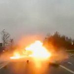 【衝撃映像】後続車に追突された車が回転しながら大炎上する事故の瞬間。