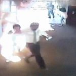 【衝撃映像】難民の男、銀行で焼身自殺する瞬間。